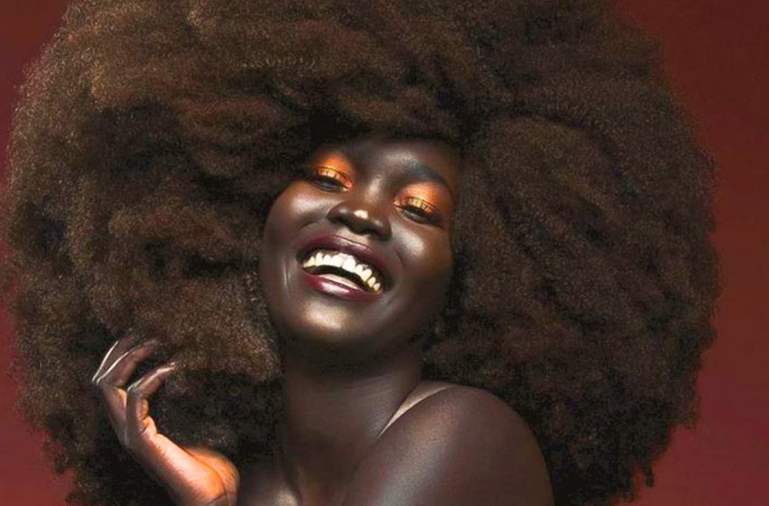  La reina de la noche: una africana con un raro color de piel se ha convertido en una modelo popular